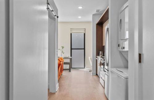 OTR King Bed Free On Site Parking Gym Pool Club Room - Foto 34