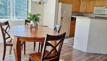 Bright Airy Home with Scenic Views - Foto 4