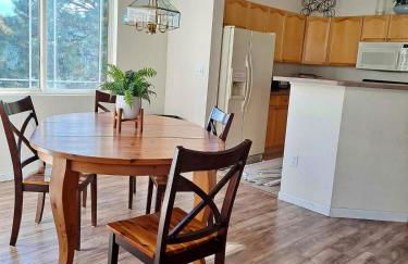 Bright Airy Home with Scenic Views - Foto 4