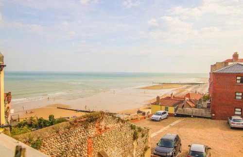 Stunning Cromer beach house with sea views - Photo 28