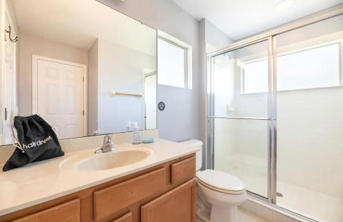 Family Retreat 6BR Villa with Private Pool, Spa & Theater near Disney - Foto 32