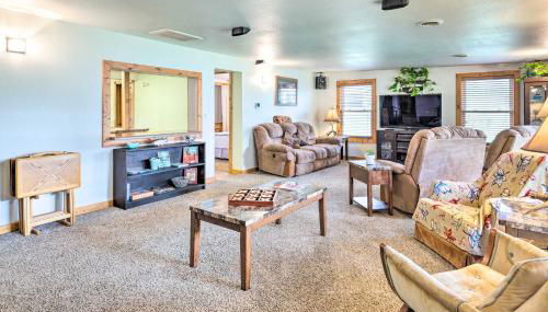 Family Home with Hot Tub - Walk to Johnson Lake! - Foto 2