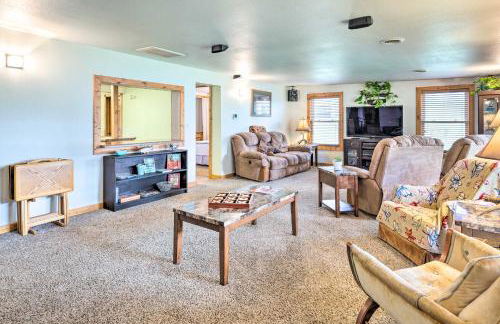 Family Home with Hot Tub - Walk to Johnson Lake! - Foto 2