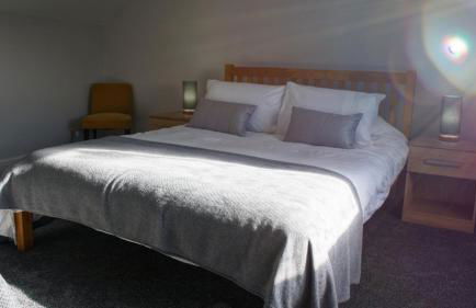 Free Parking, Huge 4 King Bedroom Townhouse, Fast WIFI, Fully Equipped Kitchen, 15 min drive to Nissan, 20 min to Newcastle Sunderland, Ideal for Long Term Contractor etc Stays, Regular Housekeeping Option - Dwellcome Home Ltd - See Our Site for Assurance - Foto 20