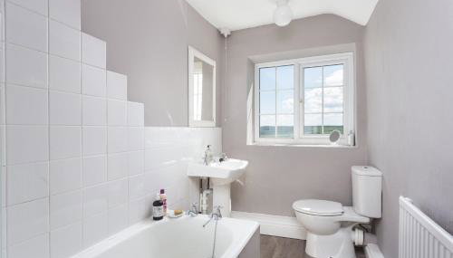 Stunning 3 Bedroom Cottage near Historic York - Photo 5