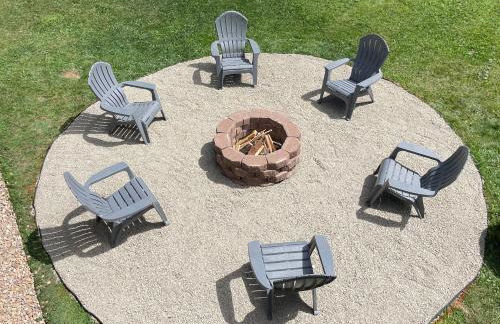 Spacious Pocono Home with Hot Tub and Fire Pit - Foto 25