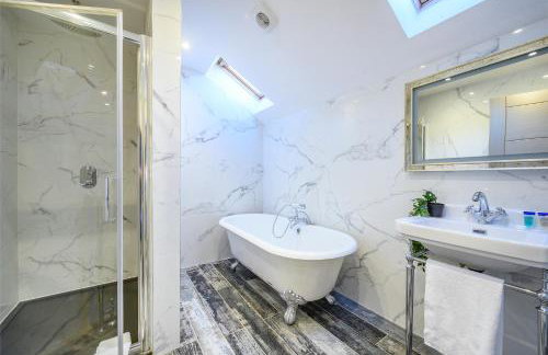 Spacious 6 Bedroom Escape with Hot Tub, Games Room & Karaoke in Yorkshire - Foto 9