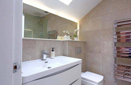 Spacious Dewsbury Home, 8 beds, sleeps 10, Free Parking and Wifi, 3 TVs, Close to motorways - Foto 21