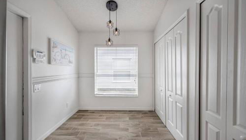 Newly Renovated 4BR 2B Riverview Oasis with King - Photo 2