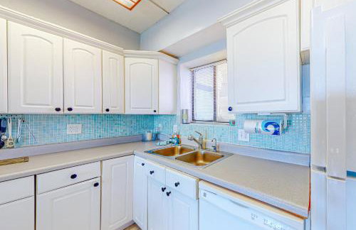 Oceanview condo with pool, beach access, jetted tub, W/D, & AC - Foto 6