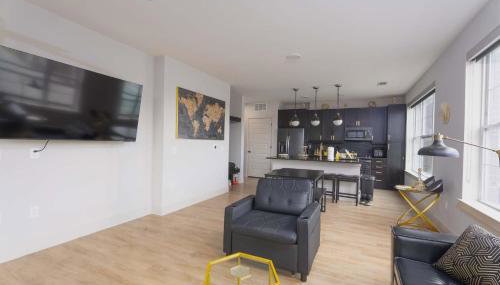 Downtown Dallas with Balcony, Pool, Rooftop Terrace, Gym, Queen Bed, King Sleeper Sofa, 2 Twin Sleeper Chairs, 65" TV, Secured Parking Garage, and FREE EV POWER - Foto 3