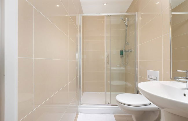 Skyvillion 2bed Enfield Flat W Balcony - Parking - Foto 17