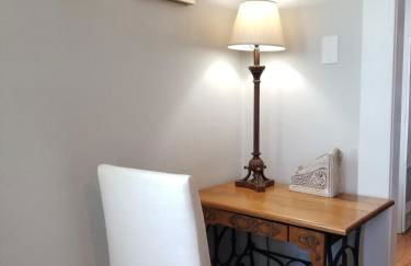 Bright Front Facing Unit - Private Front Farmers Porch - Foto 10