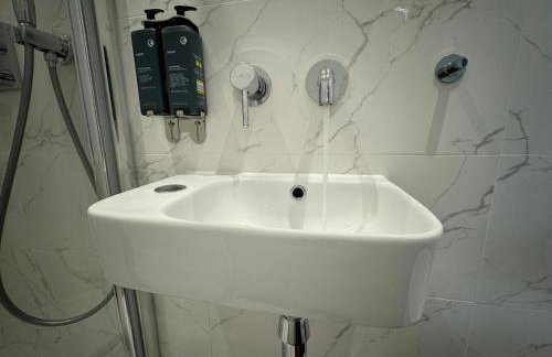 Southgate Luxury Apartments-Jaquzzi Bath-Private Parking- suitable for contractors - Foto 66