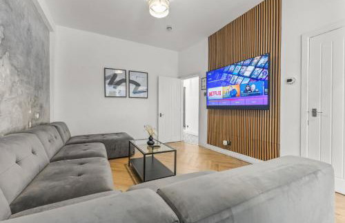 Modern City Centre Townhouse sleeps 10 & Parking - Foto 1