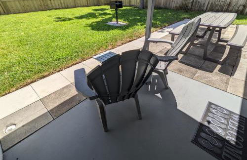 Paradise Awaits! Beach, King Bed, Private Yard & Workspace - Photo 9