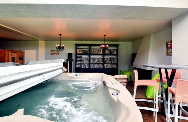 Magnificent Luxury Chateau in Vast Garden with Sauna & Hot Tubs - Photo 59