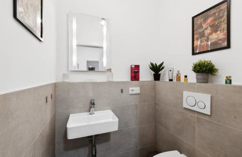 Modern-Netflix-Messe-Veltins Arena-Free Parking - Foto 25