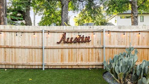 Mid-century home in Zilker with a backyard - Foto 5