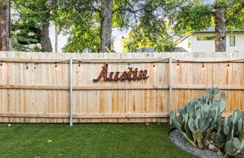 Mid-century home in Zilker with a backyard - Foto 35