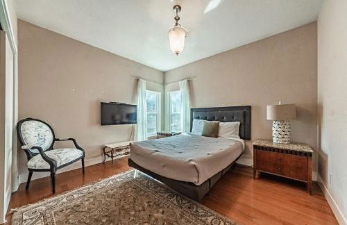 Huge Cozy Home with Many Bedrooms in Ivywild - Foto 70