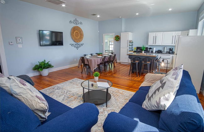 Stunning 3BR 2BA Haven in Downtown s Heart - Foto 2