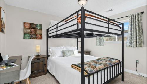 Chimney Park Retreat King Suite and Fenced Yard - Foto 3, furniture