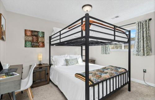 Chimney Park Retreat King Suite and Fenced Yard - Foto 3