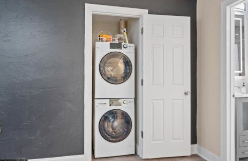 King Bed Suite With Free Parking, Step Free Access - Foto 23