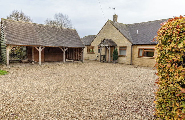 Charming 3BD Cotswolds Family Retreat - Photo 28