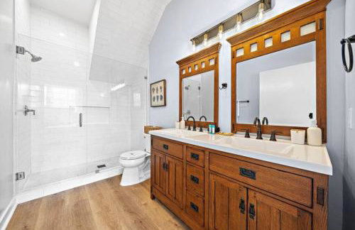 Cozy Home Near Downtown with a Pool and Fire Pit - Foto 17