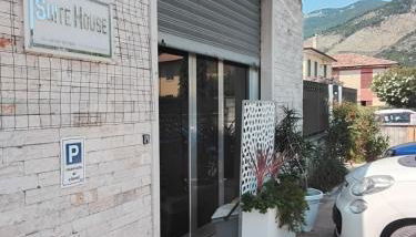 Suite House - Photo 2