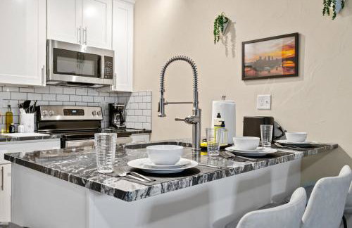 King Bed Suite With Free Parking, Step Free Access - Foto 16