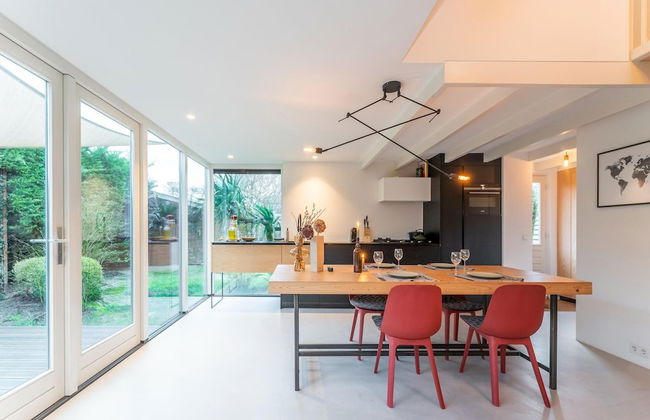 Stylish Holiday Home With Private Garden - Photo 18