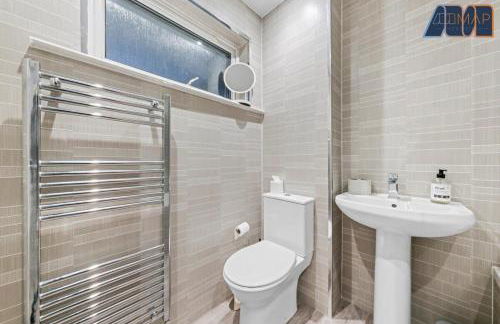 Cosy 2-Bed House I Easy Edinburgh Access I Sleeps 4 - Photo 9