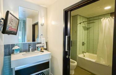 Sleek 1BR Loft in Luxury High-Rise - 103 - GL - Foto 13