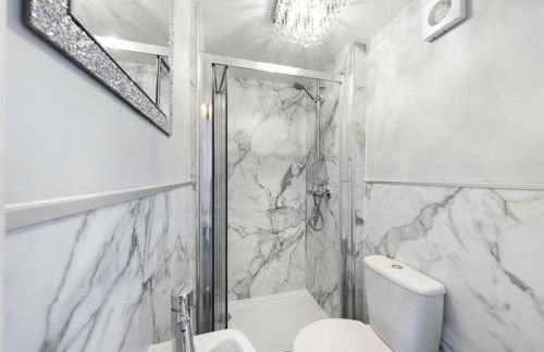 Montague House Town Centre sleeps up to 12 guests - Photo 37