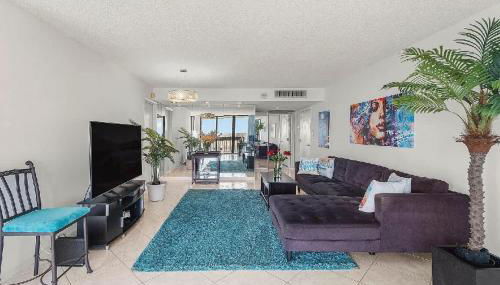 Bright Two Bedroom Condo with Lake Views - Foto 3