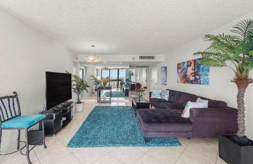 Bright Two Bedroom Condo with Lake Views - Foto 3