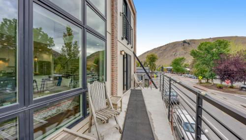 Downtown Delight - Photo 2