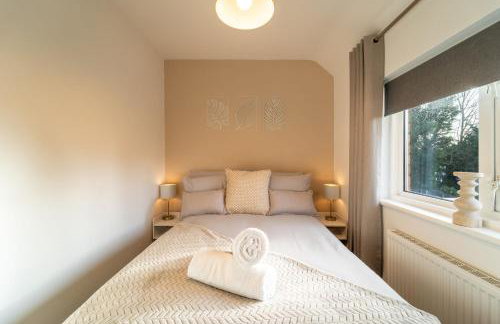 Cosy 3-Bed House With Parking, 5 Mins to QE & Uni - Photo 11