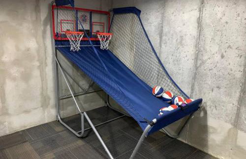 25-Bed, Amenity-Rich Estate in a Private Forest - Foto 57