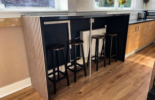 A Spacious Flat with Character - Private Car Space - Foto 34