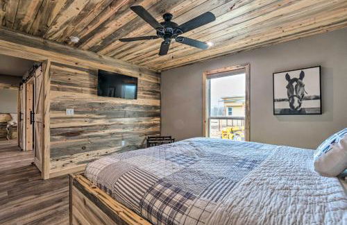 Upscale Riverfront Home with Beach and Fire Pit! - Foto 14