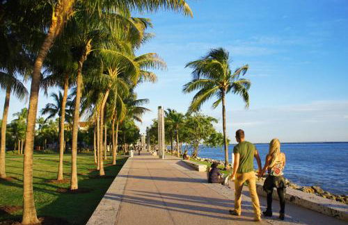 Beachfront Bentley Hotel One Bedroom Suite with Balcony and Beach access - Foto 26