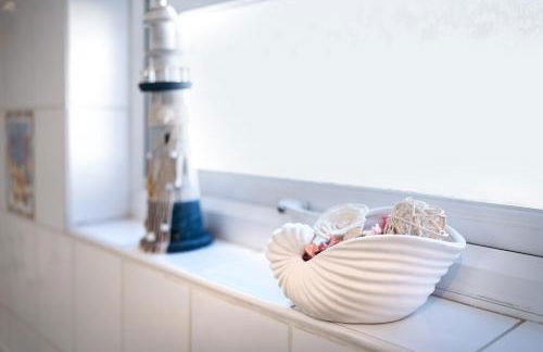 Sunny Seaside Paradise - Sleeps 5 - Photo 28