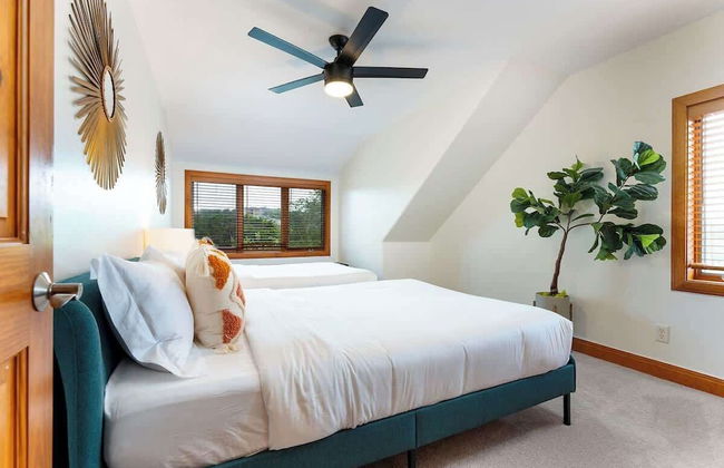 Luxurious Lake Park House: Sleeps 25, Pool, Hot-tub, Firepit and Game Room! - Photo 13