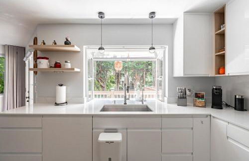 Spacious Central Kirkland Gem with Deck Near Google - Foto 24