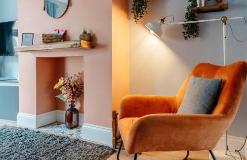Charming Victorian Terrace near City with Free Parking - Foto 15