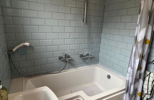 CHINE COTTAGE self-catering coastal bungalow in rural West Wight - Photo 11